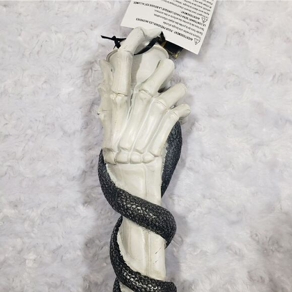 Skeleton hand and snake candle holder - Picture 3 of 9
